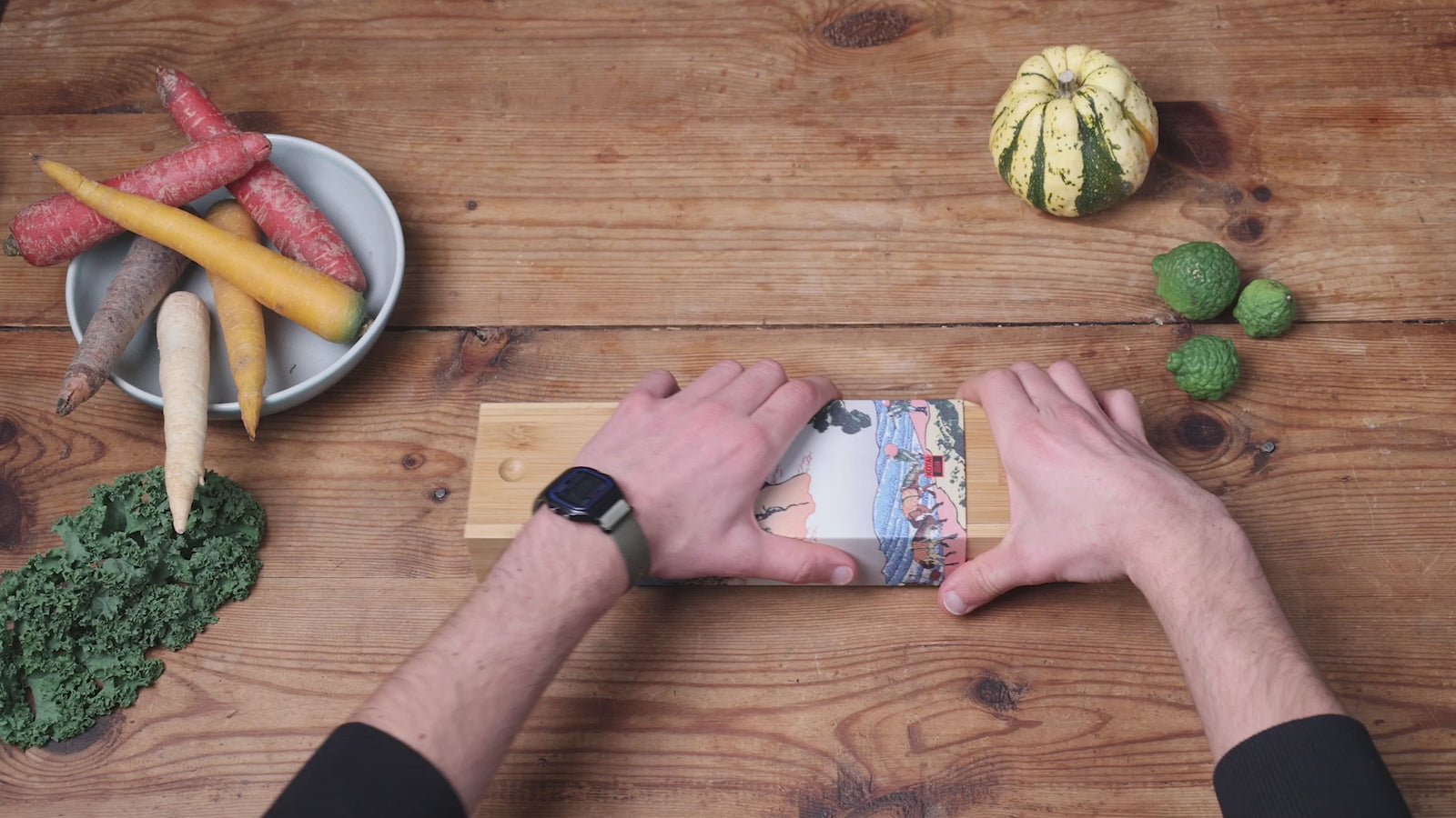 Santoku nůž Bunka – japonská damašková ocel, čepel 170 mm – video