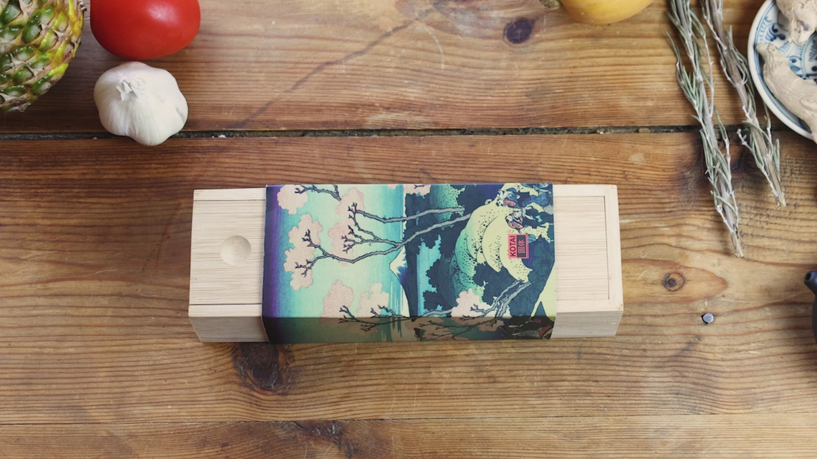 Loupací nůž – japonský nůž na zeleninu a ovoce, čepel 90 mm – video
